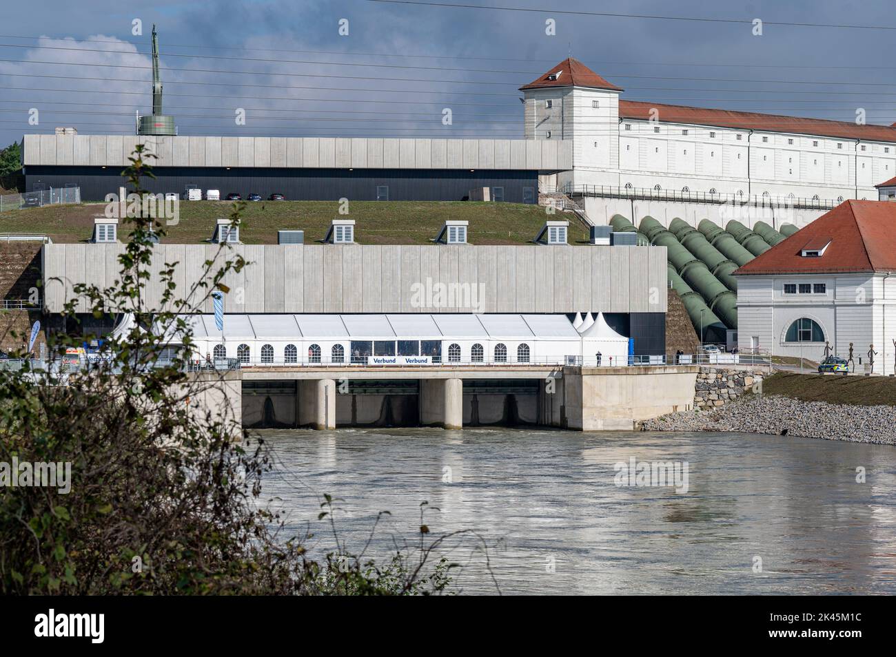 30. September 2022, Bayern, Töging am Inn: Das Wasserkraftwerk Jettenbach-Töging. Das Wasserkraftwerk, das zu einem Preis von rund 250 Millionen Euro saniert wurde, wurde mit einer Zeremonie offiziell in Betrieb genommen. Foto: Armin Weigel/dpa Stockfoto