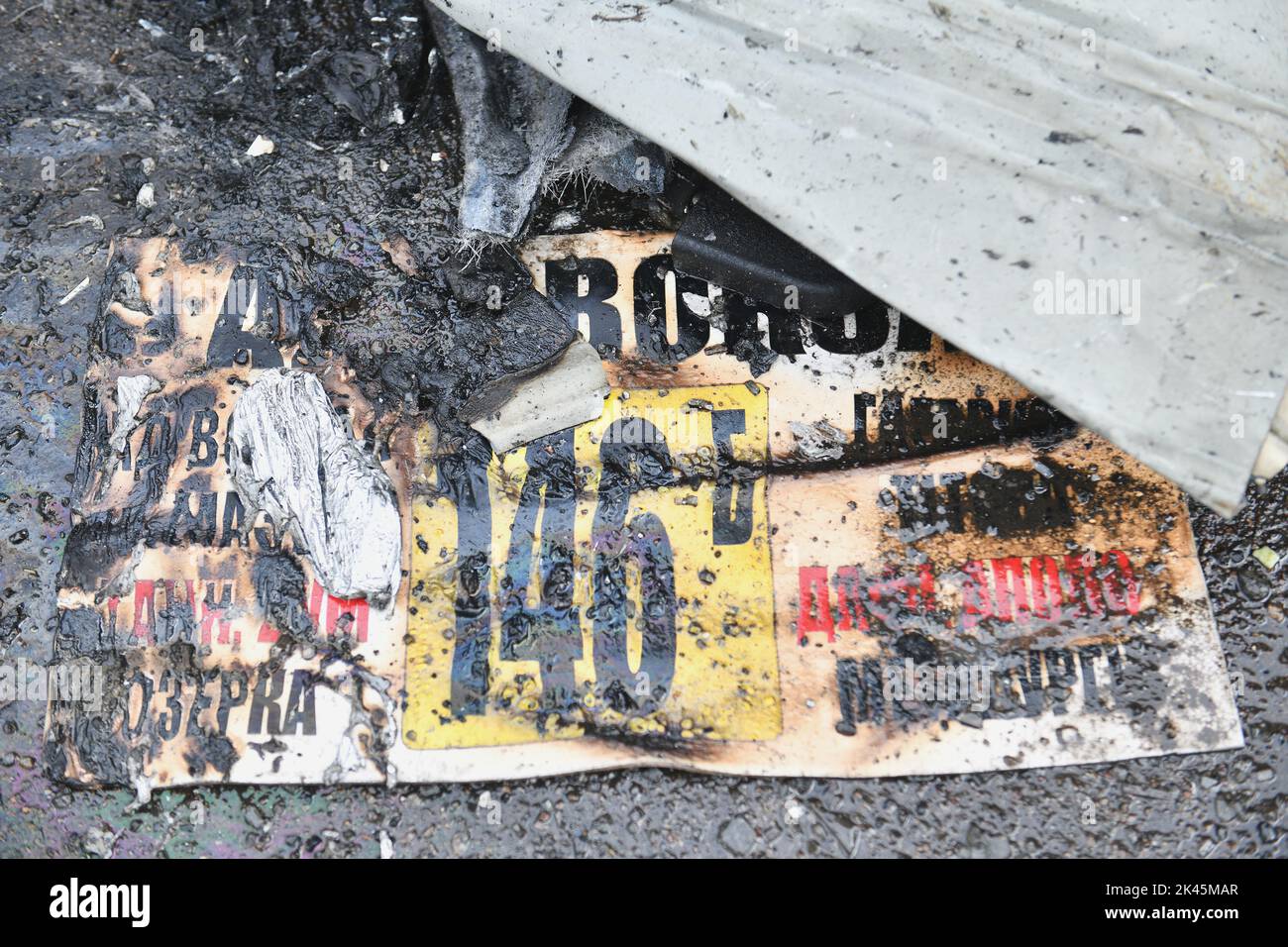 Dnipro, Ukraine 30. Sep 2022: Russischer Raketenangriff auf Dnipro in der Nacht. Ausgebrannte Busse sind auf dem Gelände eines Transportunternehmens nach einem R abgebildet Stockfoto