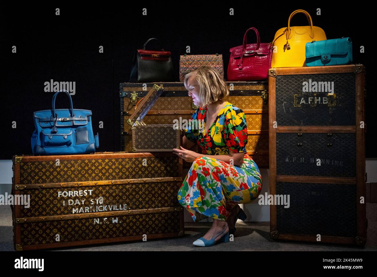 London, Großbritannien. 30. September 2022. Ein Mitarbeiter untersucht einen Louis Vuitton: A Monogram Boite Flacons Train Case, 1990s, (Est. £1.000 - £1.500) bei einer Vorschau auf Bonhams kommenden Designer Handtaschen und Mode Verkauf. Mehr als 250 Lose über Taschen, Ready to Wear und Kostümschmuck, darunter Artikel von Hermès, Louis Vuitton, Chanel und Dior, werden am 4. Oktober in den Bonhams Knightsbridge Galerien versteigert. Kredit: Stephen Chung / Alamy Live Nachrichten Stockfoto