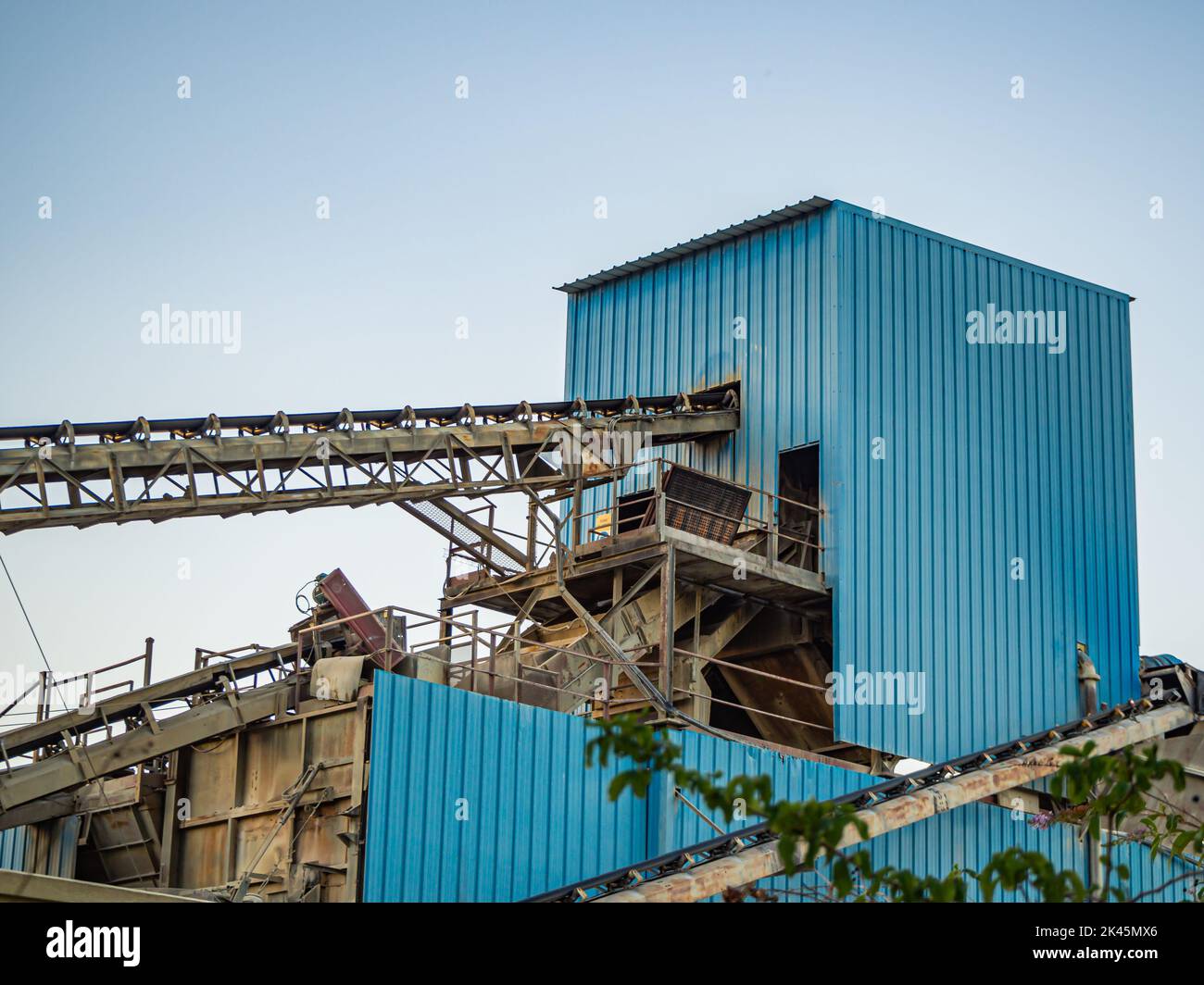 Maschine zum Zerkleinern von Steinen und anderen losen Aggregaten Stockfoto