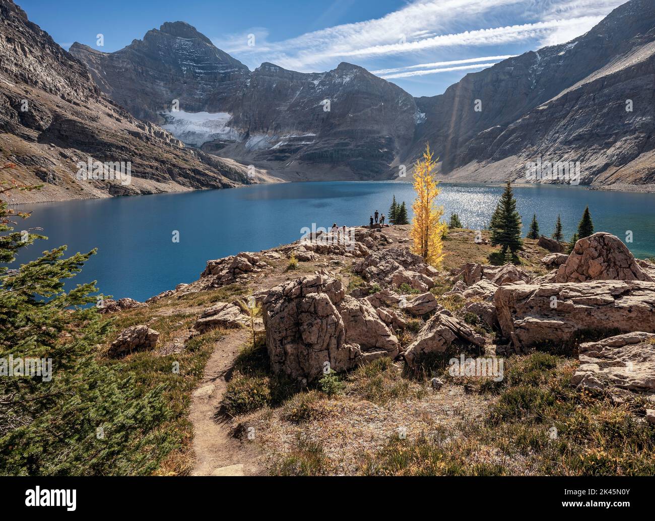 Nicht erkennbare Menschen stehen an einem Aussichtspunkt mit Blick auf Lake MacArthur im Yoho National Park, Kanada Stockfoto