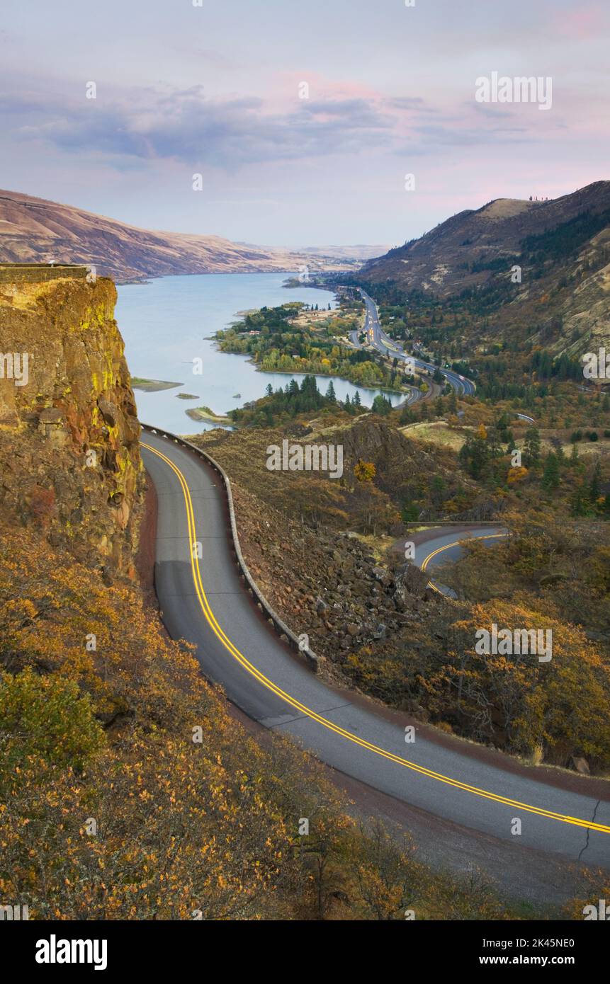 Der Columbia River Highway von Rowena Crest, Blick auf eine Straße und einen See. Stockfoto