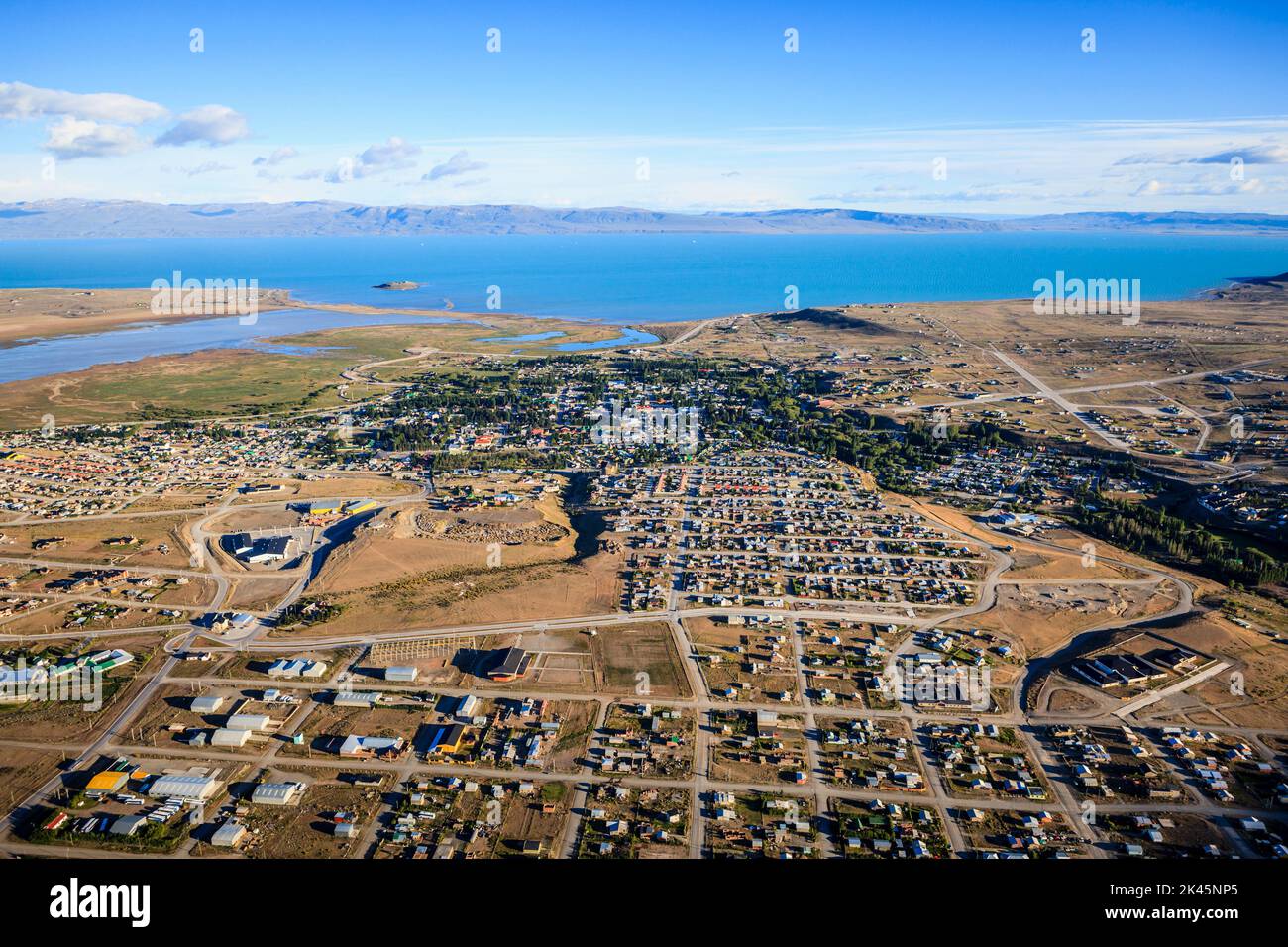 Luftaufnahme von El Calafate, einer weitläufigen Stadt an der Küste, einem Meereskanal, am Rande des südlichen patagonischen Eisfeldes. Stockfoto