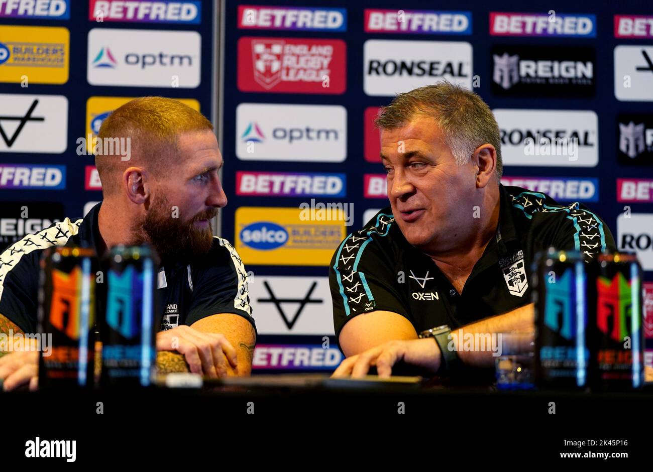 England Kapitän Sam Tomkins (links) und Cheftrainer Shaun schwänzen während einer Pressekonferenz im Worsley Park Marriott Hotel and Country Club. Bilddatum: Freitag, 30. September 2022. Stockfoto