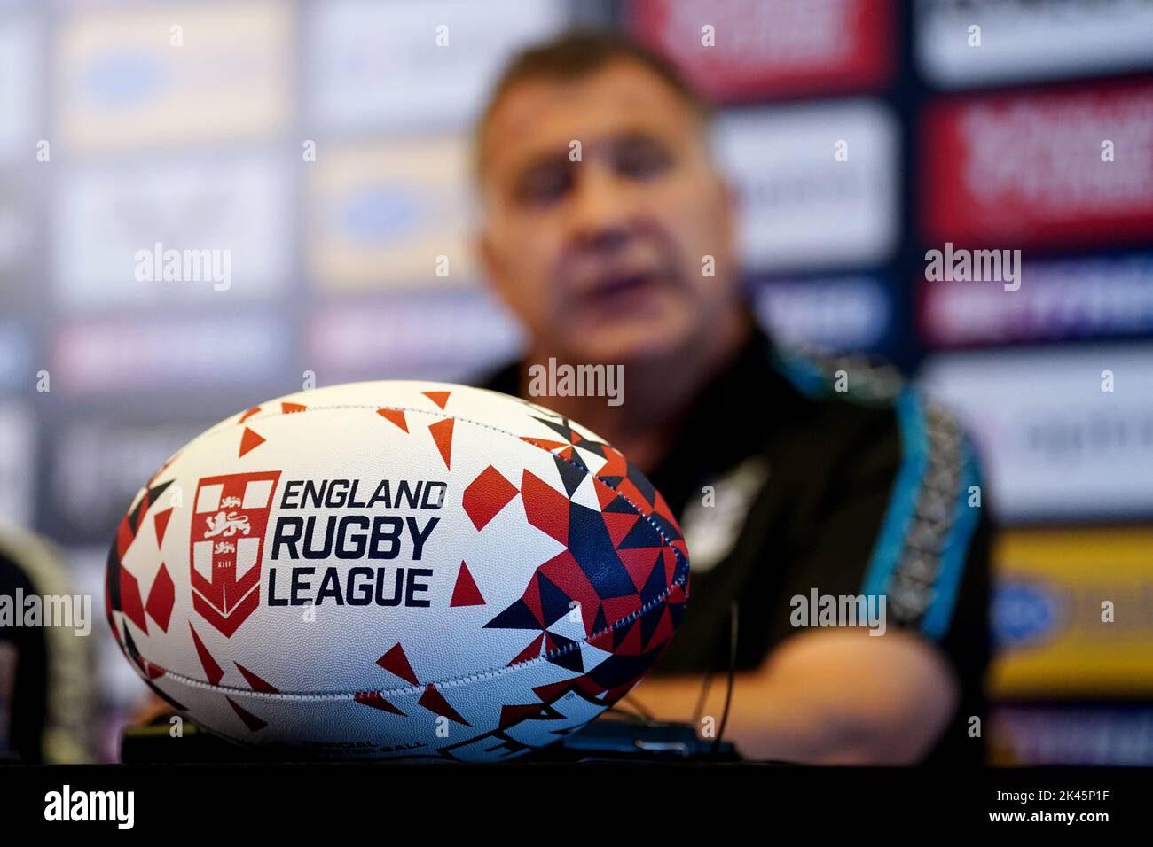 Ein Blick auf einen Ball, während der englische Cheftrainer Shaun Wane während einer Pressekonferenz im Worsley Park Marriott Hotel and Country Club mit den Medien spricht. Bilddatum: Freitag, 30. September 2022. Stockfoto