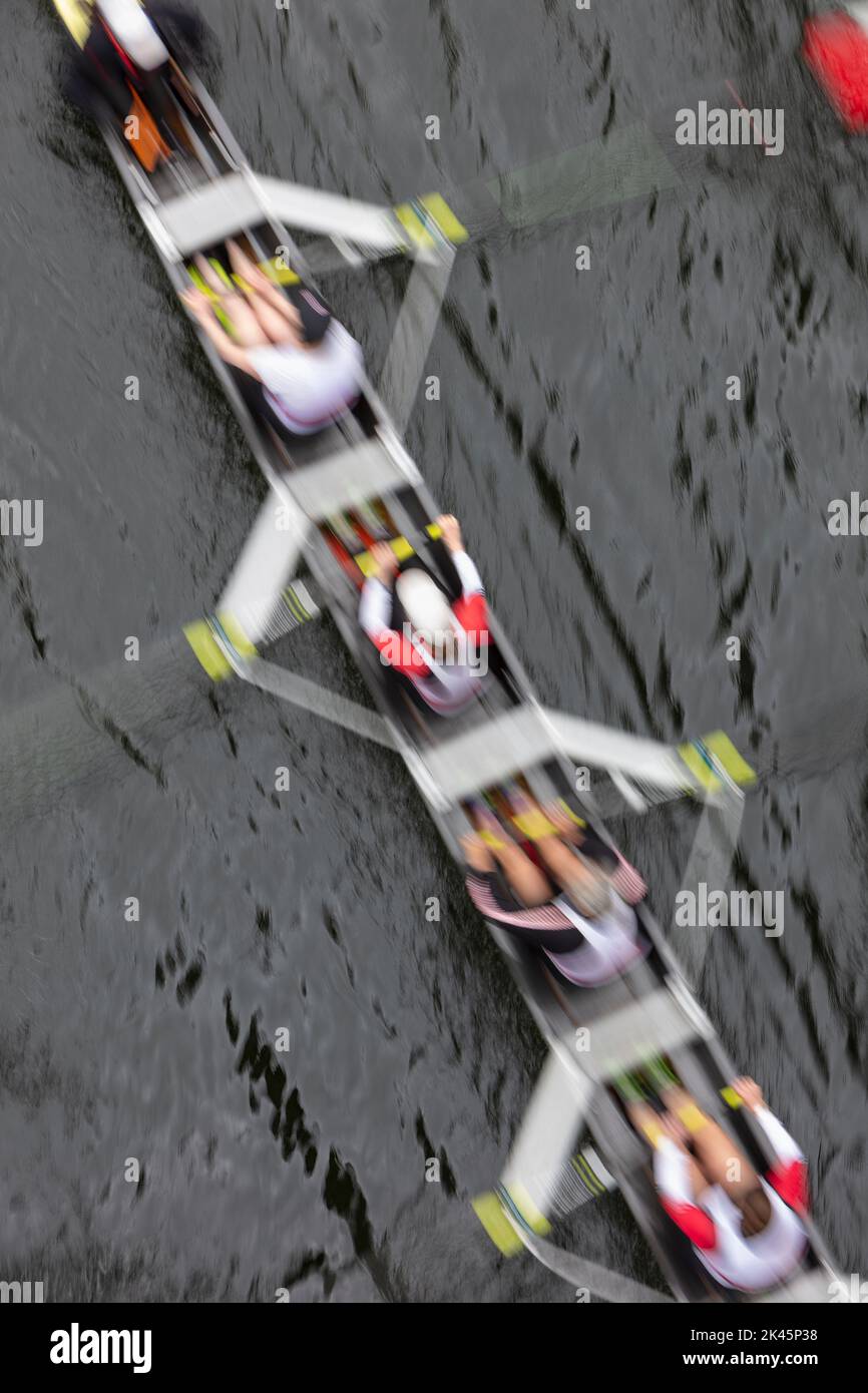 Ansicht von oben einer Crew, die in einem Oktupe-Rennboot rudert, Ruderer, Bewegungsunschärfen. Stockfoto