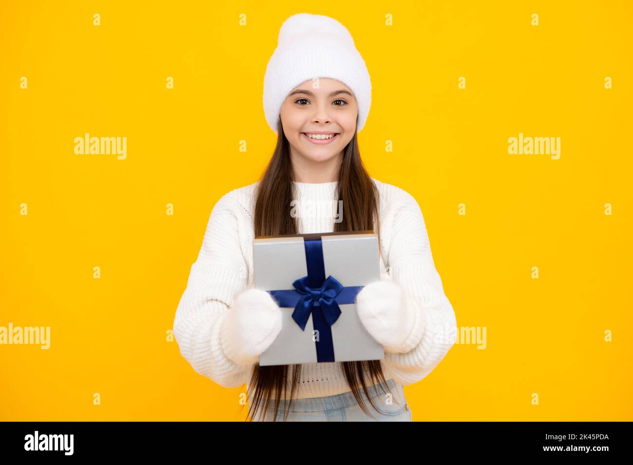 Porträt eines Teenagers Kind Mädchen 12, 13, 14 Jahre alt mit Weihnachts-Geschenkbox. Kind Mädchen mit Geschenk für Neujahr oder Weihnachten. Stockfoto