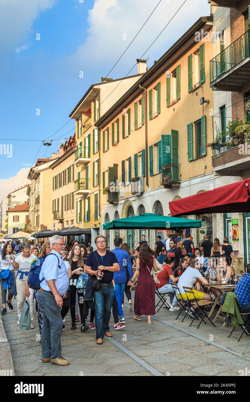 MAILAND, ITALIEN - 12. MAI 2018: Am Abend ruhen sich nicht identifizierte Menschen am Ufer des Canale Grande im Stadtteil Navigli aus. Stockfoto