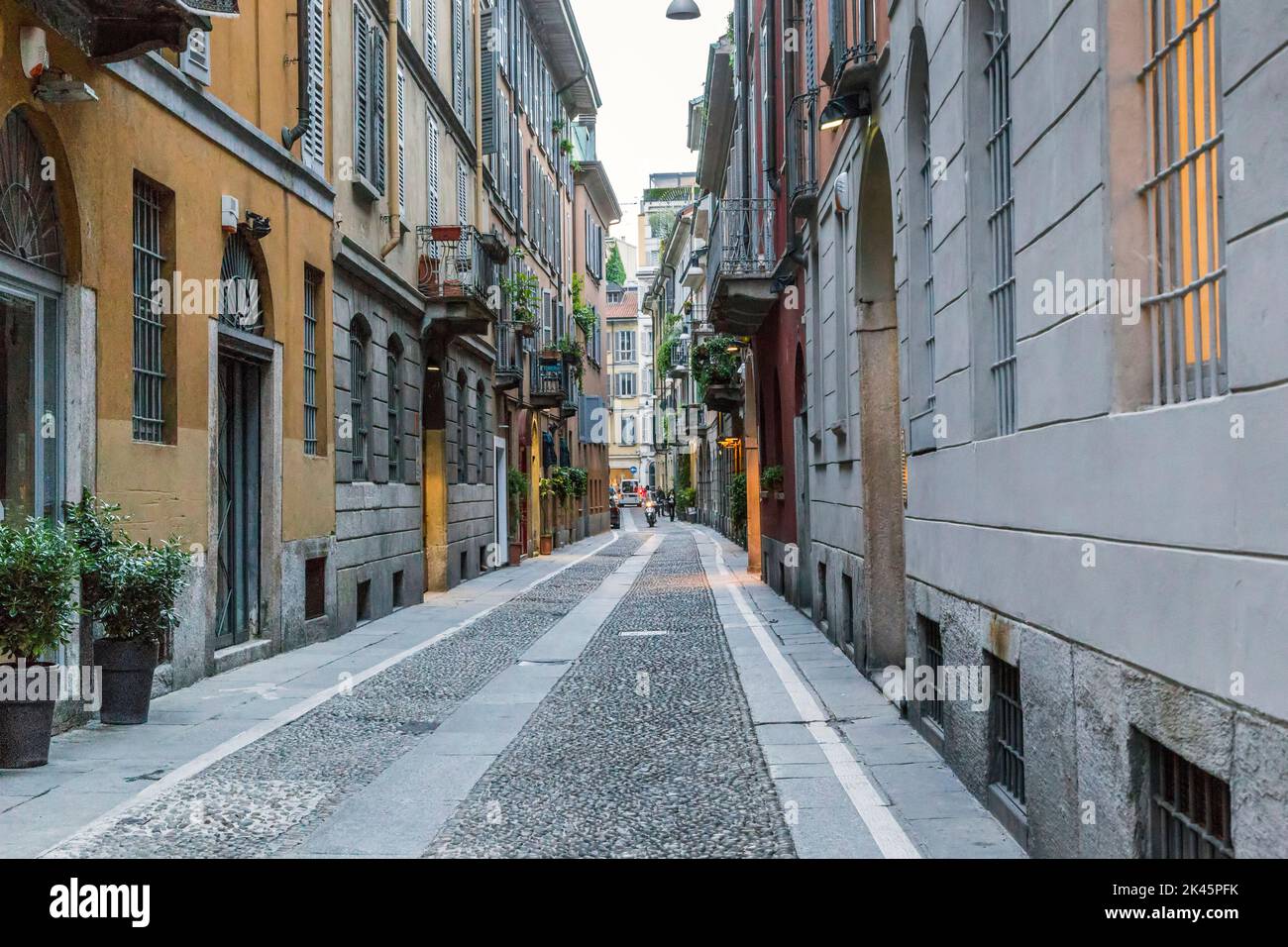 MAILAND, ITALIEN - 15. MAI 2018: Dies ist eine ruhige und menschenleere Straße in der Altstadt am Abend. Stockfoto