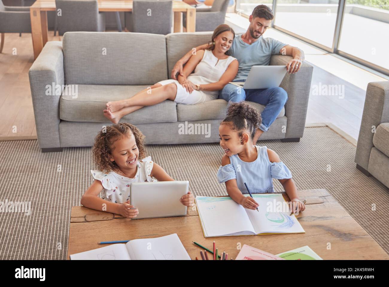 Familie, Kinder und Bildung mit einem Mädchen, das mit einem Buch und Tablet im Wohnzimmer mit ihren Eltern über Kunst lernt. Kinder, Studenten und Stockfoto