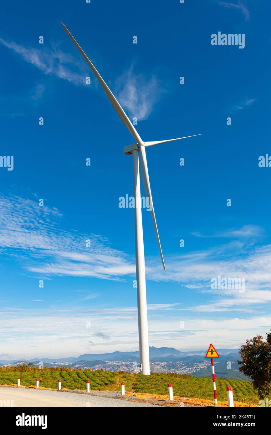 Erneuerbare Energien Windräder Windmühle isoliert am schönen blauen Himmel und auf den Teefeldern in Da Lat Stadt, Lam Dong, Vietnam Stockfoto