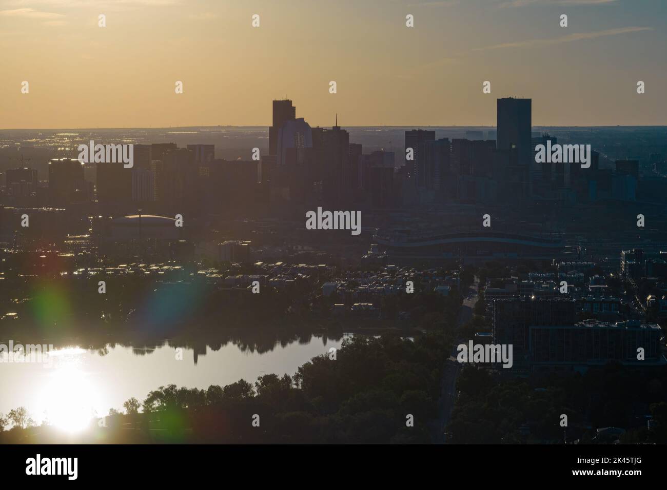 Luftaufnahme der Stadtlandschaft von Denver Colorado bei Sonnenuntergang Stockfoto