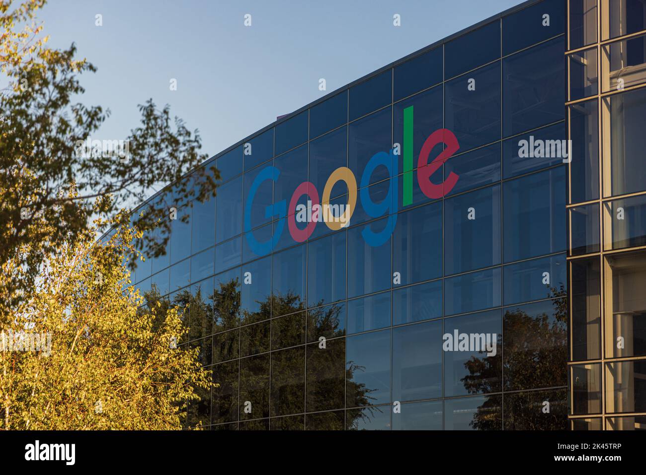 MOUNTAIN VIEW, CA, USA - 29. SEPTEMBER 2022: Das Google-Zeichen ist auf Googleplex, dem Unternehmenshauptsitz von Google und seiner Mutter, zu sehen Stockfoto