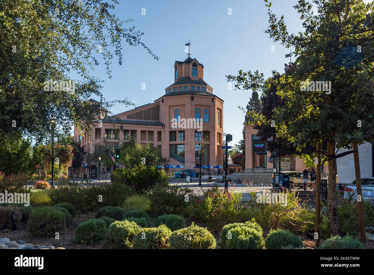 MOUNTAIN VIEW, CA, USA - 29. SEPTEMBER 2022: Mountain View City Hall und Center for the Performing Arts Außenansicht unter blauem Himmel - Mountain View Stockfoto