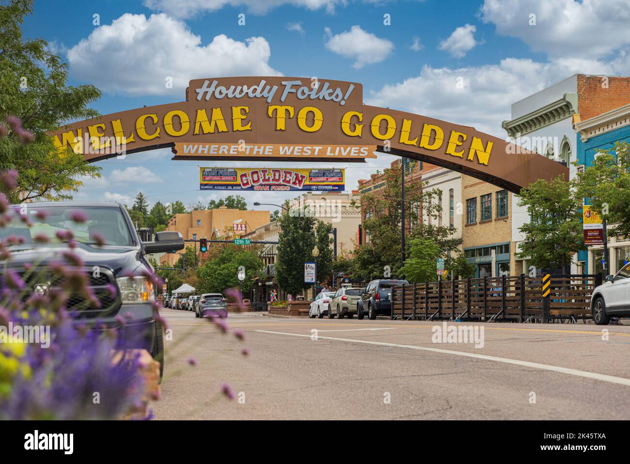 GOLDEN, COLORADO, VEREINIGTE STAATEN - 27. AUGUST 2022: Golden Colorado Main Street mit einer Inschrift: Willkommen bei Golden. Historisches Viertel, verfügt über ein Stockfoto