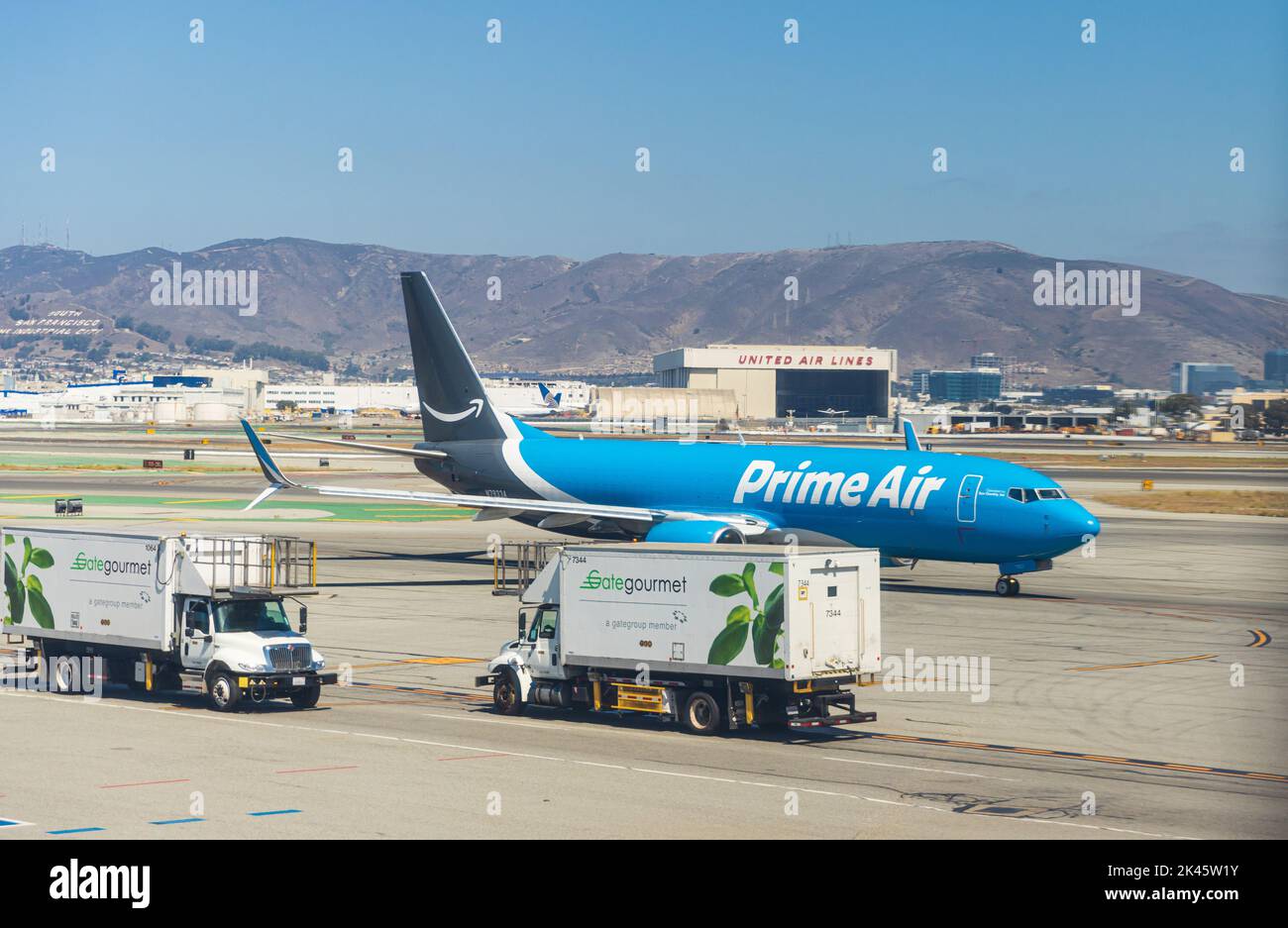 SAN FRANCISCO, USA - 28. AUGUST 2022: Das Amazon-Logo auf einer Prime Air Boeing 767 am Flughafen SFO Stockfoto