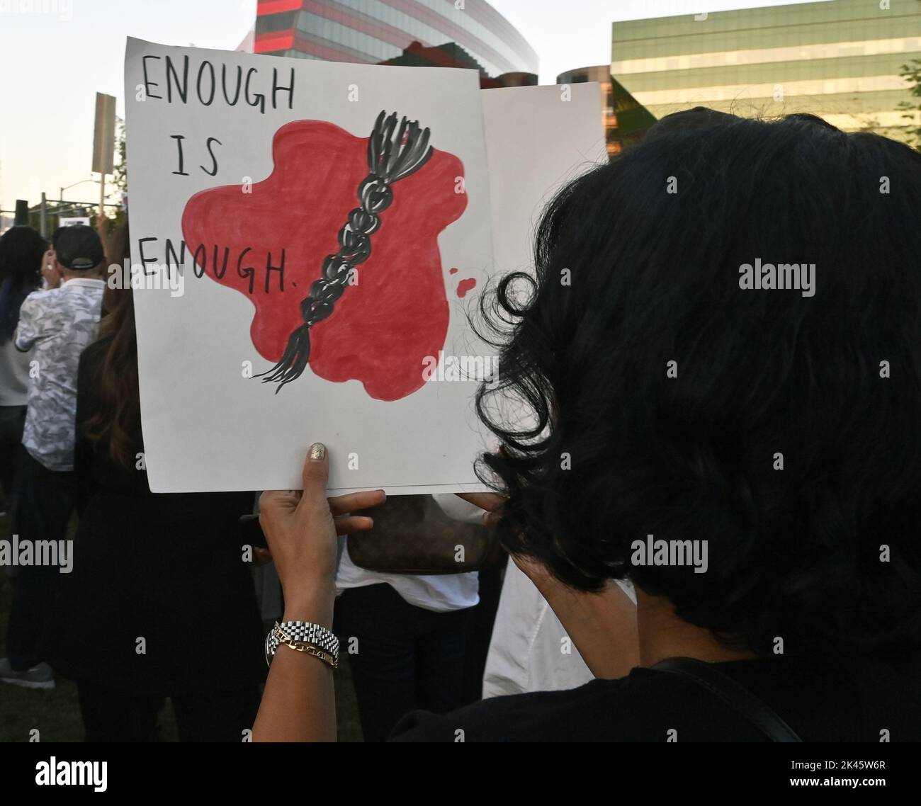 West Hollywood, Usa. 29. September 2022. Hunderte versammeln sich am Donnerstag, dem 29. September 2022, zur Kerzenlichtmahnwache der Iranian American Women Foundation für Mahsa Amini im West Hollywood Park in West Hollywood, Kalifornien. Die iranische Regierung blockierte am Freitag den Zugang zum Internet und zu Messaging-Apps, wobei die Proteste, die durch den Tod von Mahsa Amini, einer jungen Frau, die von der Moralpolizei festgenommen worden war, ausgelöst wurden, verschärft wurden. Foto von Jim Ruymen/UPI Credit: UPI/Alamy Live News Stockfoto