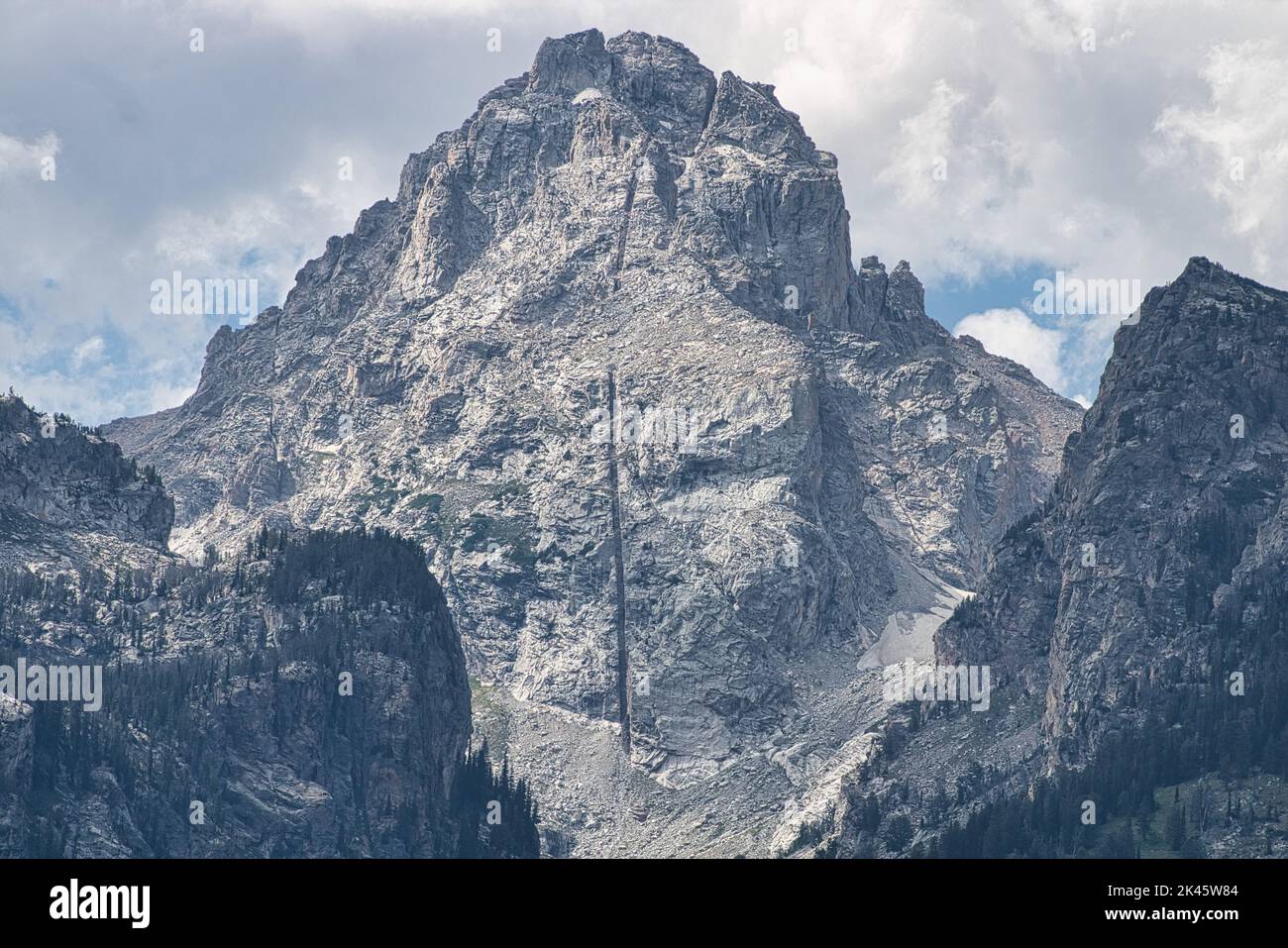 Blick auf den Gipfel des mittleren Tetons im Grand Teton National Park mit der markanten Diabase Stockfoto