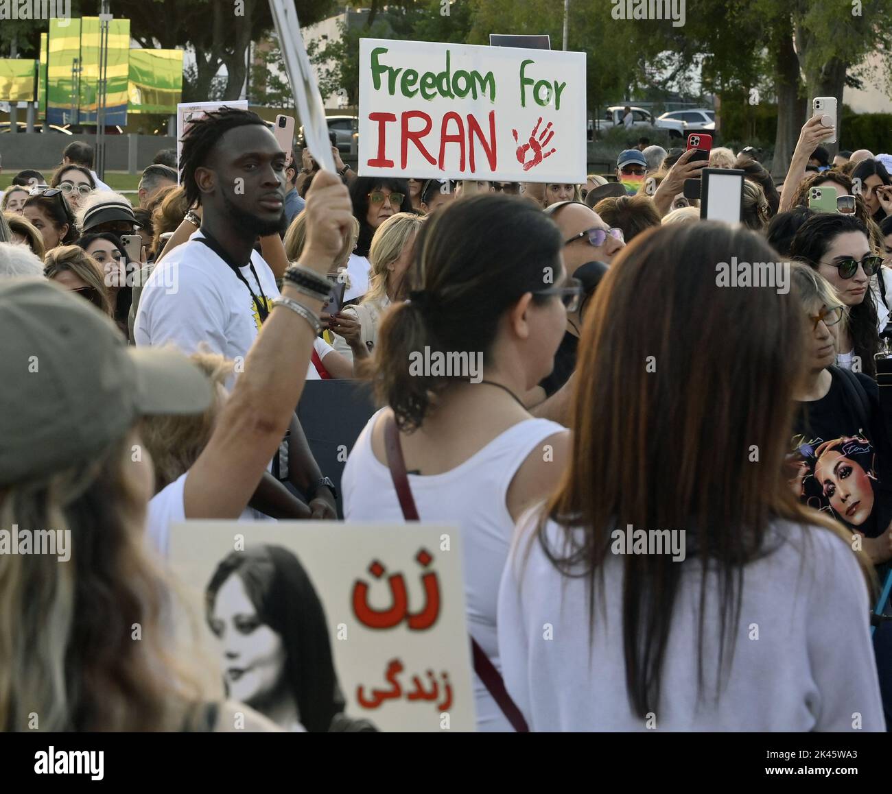 West Hollywood, Usa. 29. September 2022. Hunderte versammeln sich am Donnerstag, dem 29. September 2022, zur Kerzenlichtmahnwache der Iranian American Women Foundation für Mahsa Amini im West Hollywood Park in West Hollywood, Kalifornien. Die iranische Regierung blockierte am Freitag den Zugang zum Internet und zu Messaging-Apps, wobei die Proteste, die durch den Tod von Mahsa Amini, einer jungen Frau, die von der Moralpolizei festgenommen worden war, ausgelöst wurden, verschärft wurden. Foto von Jim Ruymen/UPI Credit: UPI/Alamy Live News Stockfoto