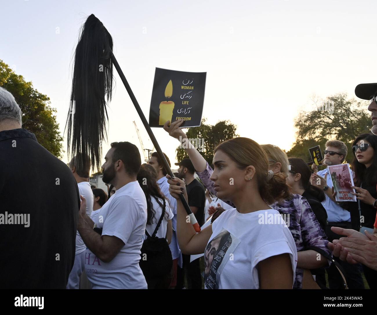 West Hollywood, Usa. 29. September 2022. Hunderte versammeln sich am Donnerstag, dem 29. September 2022, zur Kerzenlichtmahnwache der Iranian American Women Foundation für Mahsa Amini im West Hollywood Park in West Hollywood, Kalifornien. Die iranische Regierung blockierte am Freitag den Zugang zum Internet und zu Messaging-Apps, wobei die Proteste, die durch den Tod von Mahsa Amini, einer jungen Frau, die von der Moralpolizei festgenommen worden war, ausgelöst wurden, verschärft wurden. Foto von Jim Ruymen/UPI Credit: UPI/Alamy Live News Stockfoto