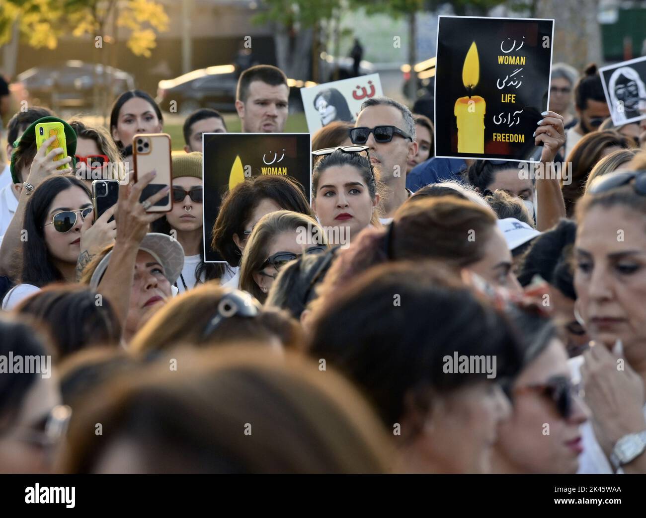 West Hollywood, Usa. 29. September 2022. Hunderte versammeln sich am Donnerstag, dem 29. September 2022, zur Kerzenlichtmahnwache der Iranian American Women Foundation für Mahsa Amini im West Hollywood Park in West Hollywood, Kalifornien. Die iranische Regierung blockierte am Freitag den Zugang zum Internet und zu Messaging-Apps, wobei die Proteste, die durch den Tod von Mahsa Amini, einer jungen Frau, die von der Moralpolizei festgenommen worden war, ausgelöst wurden, verschärft wurden. Foto von Jim Ruymen/UPI Credit: UPI/Alamy Live News Stockfoto