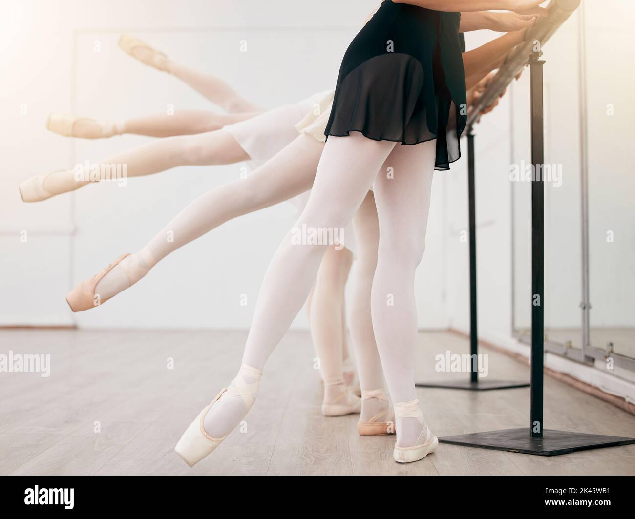 Tanz, Fitness Ballett Mädchen Studenten Beine Stretching mit Training, Bewegung oder Training im Studio oder Theaterschule. Ballerina, Gesundheitssport und Stockfoto