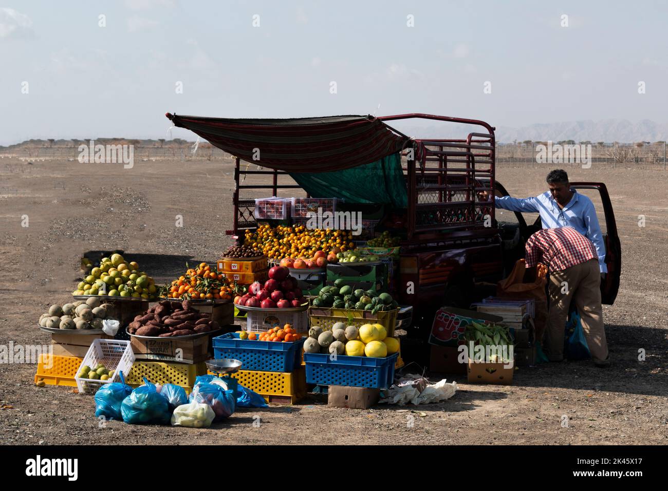 Ein Trader, der verschiedene Arten von Früchten in Dubai Highways verkauft Stockfoto