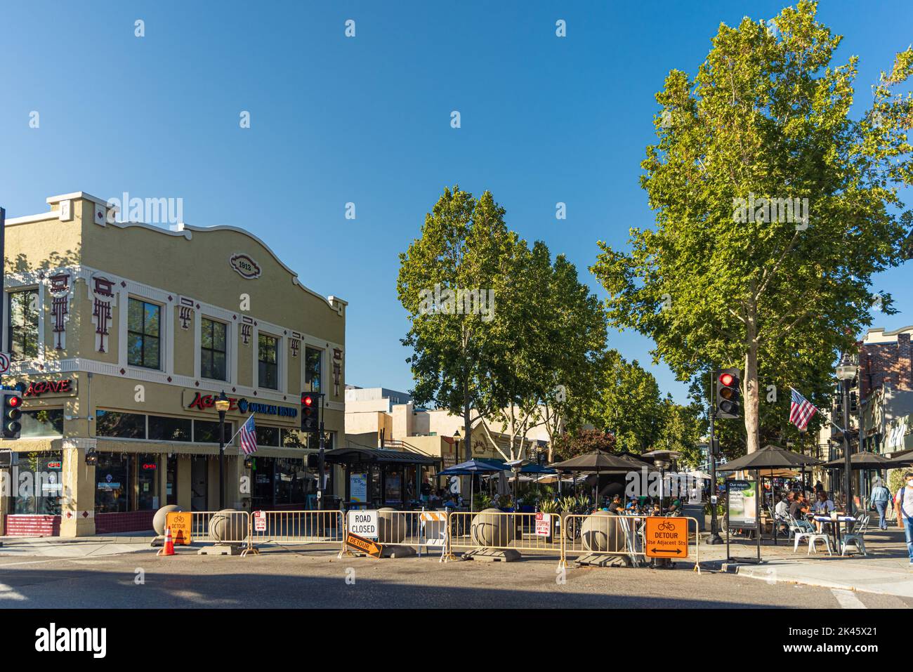MOUNTAIN VIEW, CA, USA - 29. SEPTEMBER 2022: Downtown Mountain View, California, USA. Die innerstädtische Straße wurde gesperrt, was Platz für Fußgänger macht Stockfoto