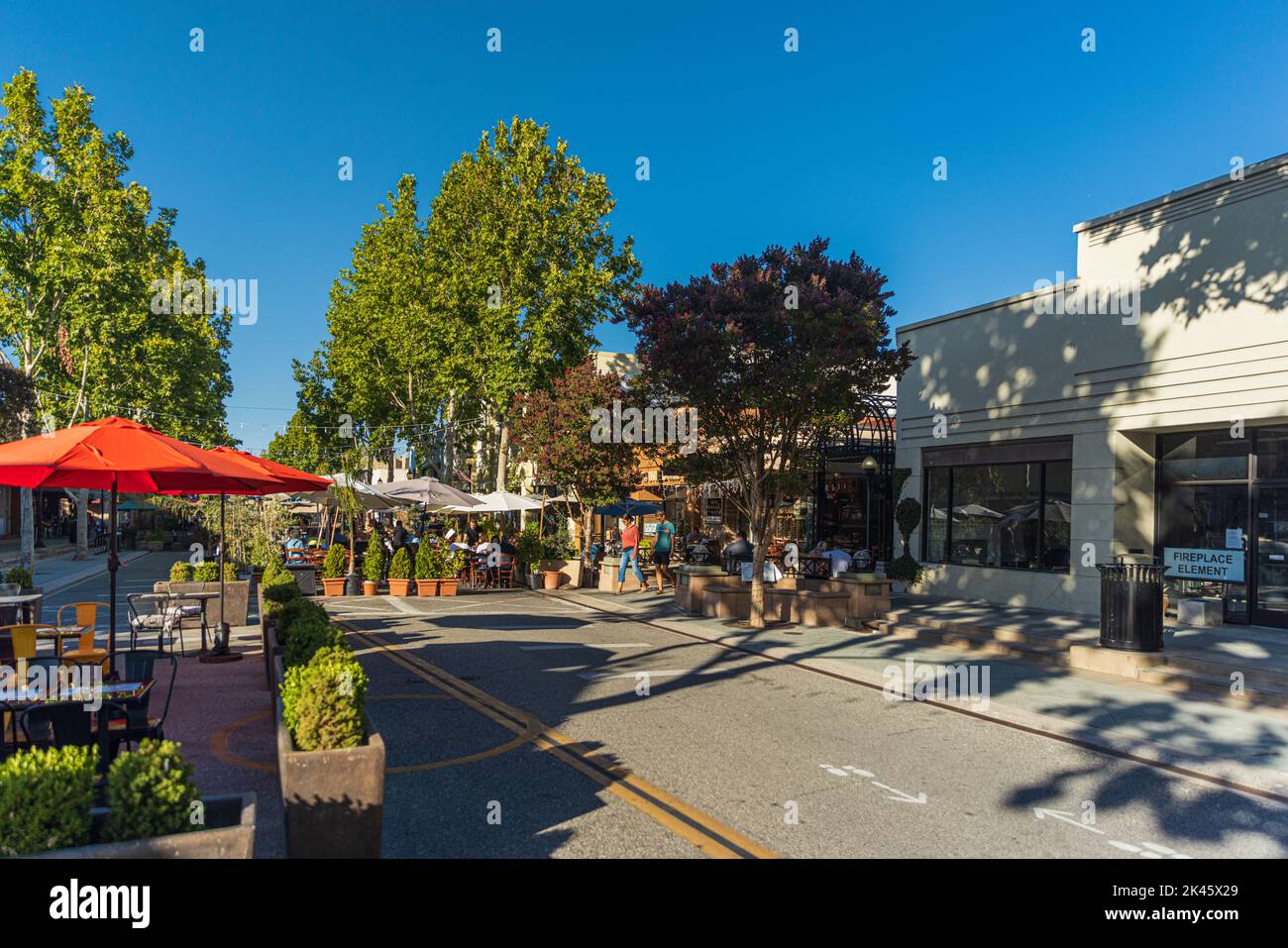 MOUNTAIN VIEW, CA, USA - 29. SEPTEMBER 2022: Downtown Mountain View, California, USA. Die innerstädtische Straße wurde gesperrt, was Platz für Fußgänger macht Stockfoto