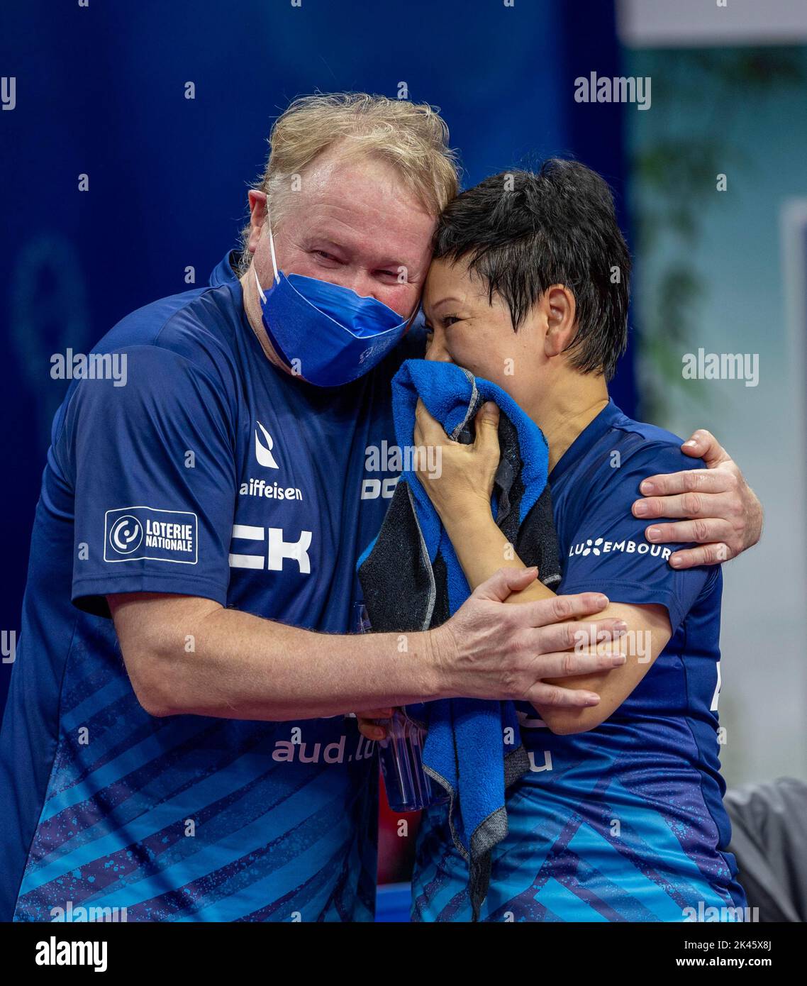 CHENGDU, CHINA - 30. SEPTEMBER 2022 - Ni Xia Lian (L) aus Luxemburg feiert mit ihren Teamkollegen bei den ITTF-WM-Finals 2022 Stockfoto