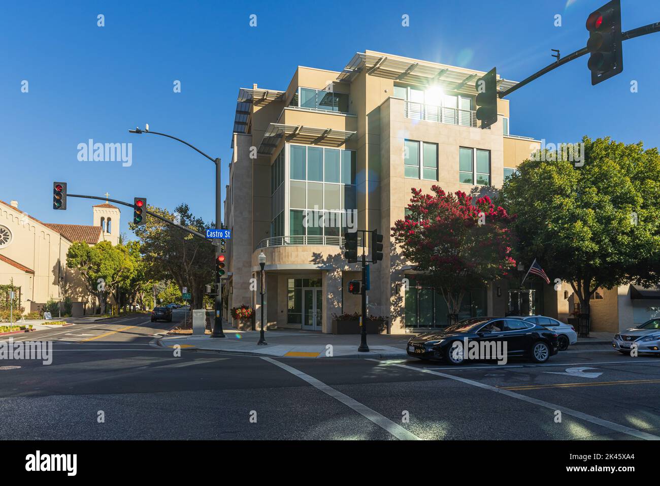 MOUNTAIN VIEW, CA, USA - 29. SEPTEMBER 2022: Castro Street in Downtown Mountain View, California, USA. Abendsonne. Stockfoto