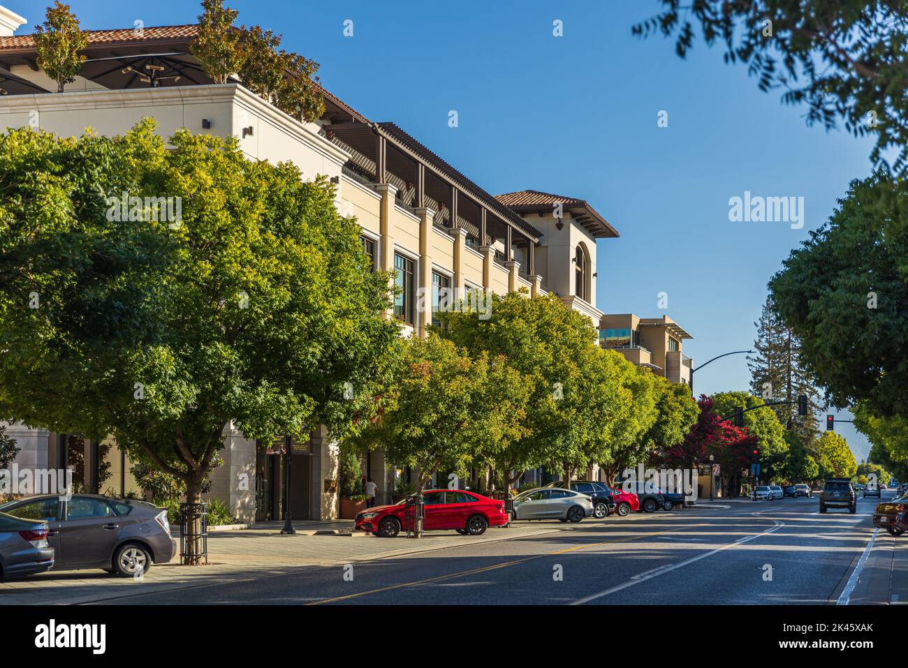MOUNTAIN VIEW, CA, USA - 29. SEPTEMBER 2022: Castro Street in Downtown Mountain View, California, USA. Abendsonne. Stockfoto