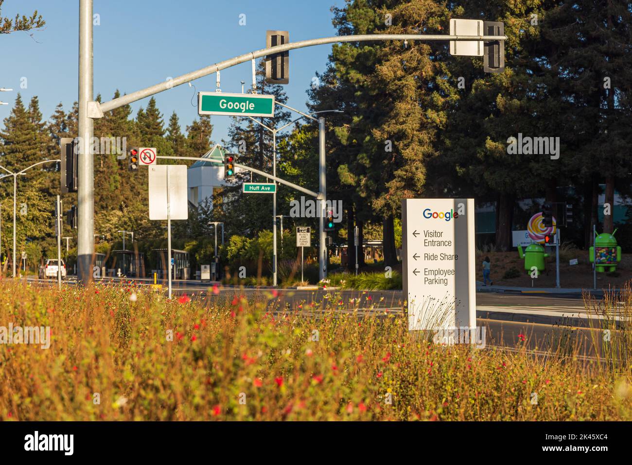 Mountain View, Kalifornien 29. August 2022: Google-Straßenschild am Hauptsitz in Mountain View, Kalifornien. Stockfoto