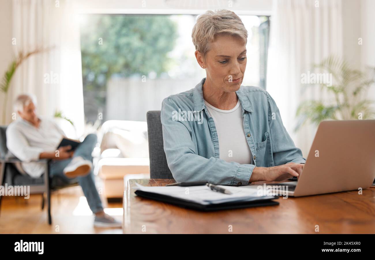 Frau auf dem Laptop macht Finanzbudget, Steuern oder Planung monatliche Finanzierung Bankzahlung zu Hause Wohnzimmer Schreibtisch. Lady arbeitet Remote an Schuldenlösung Stockfoto