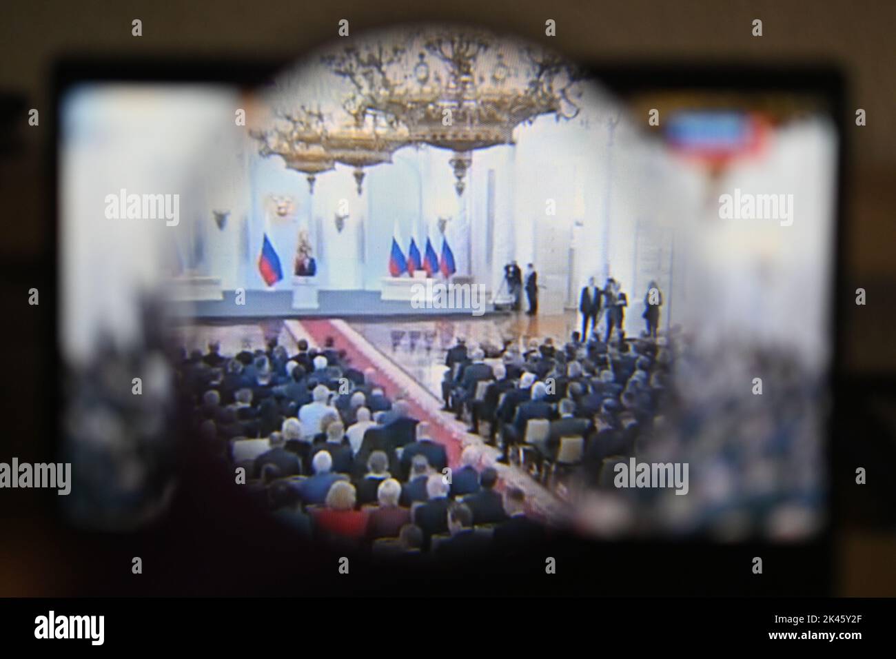 30. September 2022, Clermont Ferrand, Auvergne Rhone Alpes, Frankreich: Wladimir Putin hält eine Rede vor dem russischen Volk nach den Ergebnissen des Referendums über die Annexion in vier Regionen der Ukraine, die teilweise von Moskau kontrolliert werden: Donezk und Lugansk im Osten, Cherson und Saporischhia im Süden. Diese Rede zielt darauf ab, den „Eintritt neuer Territorien in die Russische Föderation“ zu formalisieren (Bild: © Adrien Fillon/ZUMA Press Wire) Stockfoto