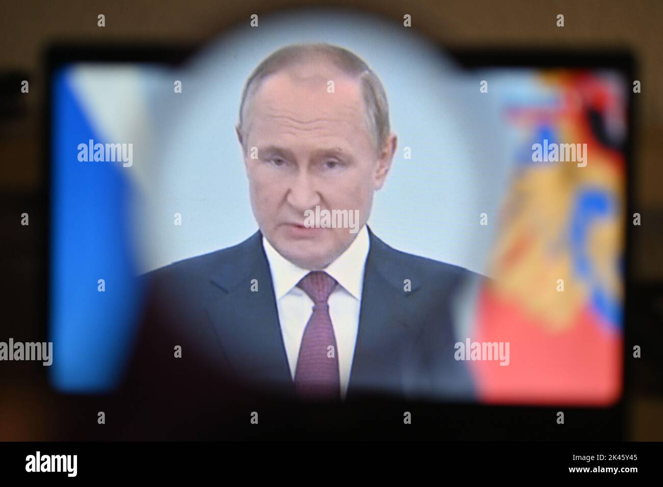 30. September 2022, Clermont Ferrand, Auvergne Rhone Alpes, Frankreich: Wladimir Putin hält eine Rede vor dem russischen Volk nach den Ergebnissen des Referendums über die Annexion in vier Regionen der Ukraine, die teilweise von Moskau kontrolliert werden: Donezk und Lugansk im Osten, Cherson und Saporischhia im Süden. Diese Rede zielt darauf ab, den „Eintritt neuer Territorien in die Russische Föderation“ zu formalisieren (Bild: © Adrien Fillon/ZUMA Press Wire) Stockfoto