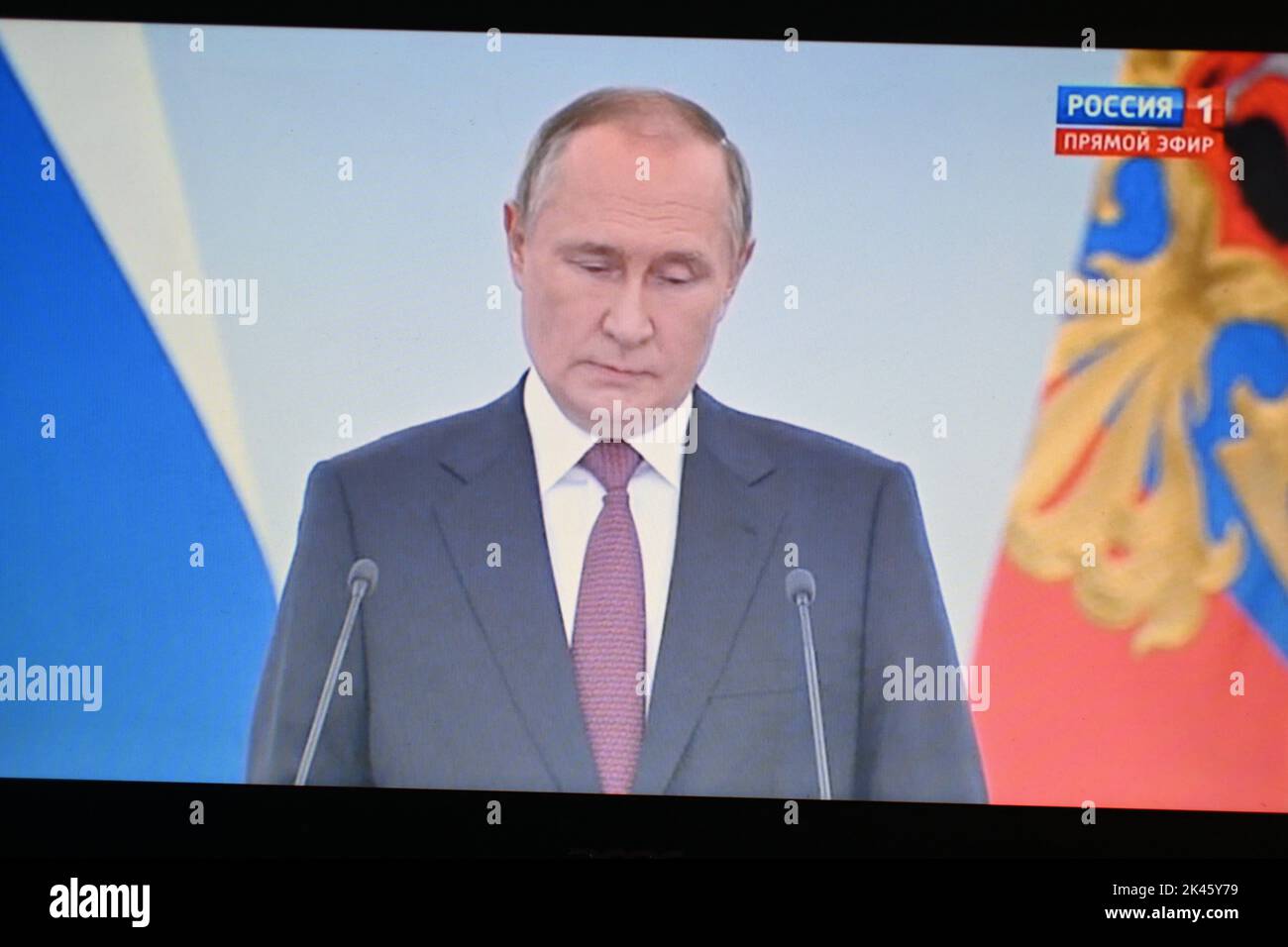 30. September 2022, Clermont Ferrand, Auvergne Rhone Alpes, Frankreich: Wladimir Putin hält eine Rede vor dem russischen Volk nach den Ergebnissen des Referendums über die Annexion in vier Regionen der Ukraine, die teilweise von Moskau kontrolliert werden: Donezk und Lugansk im Osten, Cherson und Saporischhia im Süden. Diese Rede zielt darauf ab, den „Eintritt neuer Territorien in die Russische Föderation“ zu formalisieren (Bild: © Adrien Fillon/ZUMA Press Wire) Stockfoto