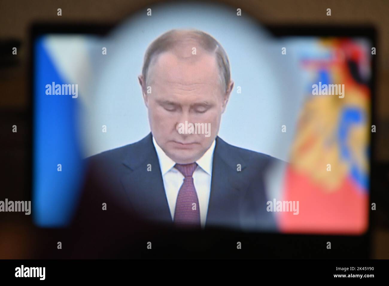 30. September 2022, Clermont Ferrand, Auvergne Rhone Alpes, Frankreich: Wladimir Putin hält eine Rede vor dem russischen Volk nach den Ergebnissen des Referendums über die Annexion in vier Regionen der Ukraine, die teilweise von Moskau kontrolliert werden: Donezk und Lugansk im Osten, Cherson und Saporischhia im Süden. Diese Rede zielt darauf ab, den „Eintritt neuer Territorien in die Russische Föderation“ zu formalisieren (Bild: © Adrien Fillon/ZUMA Press Wire) Stockfoto
