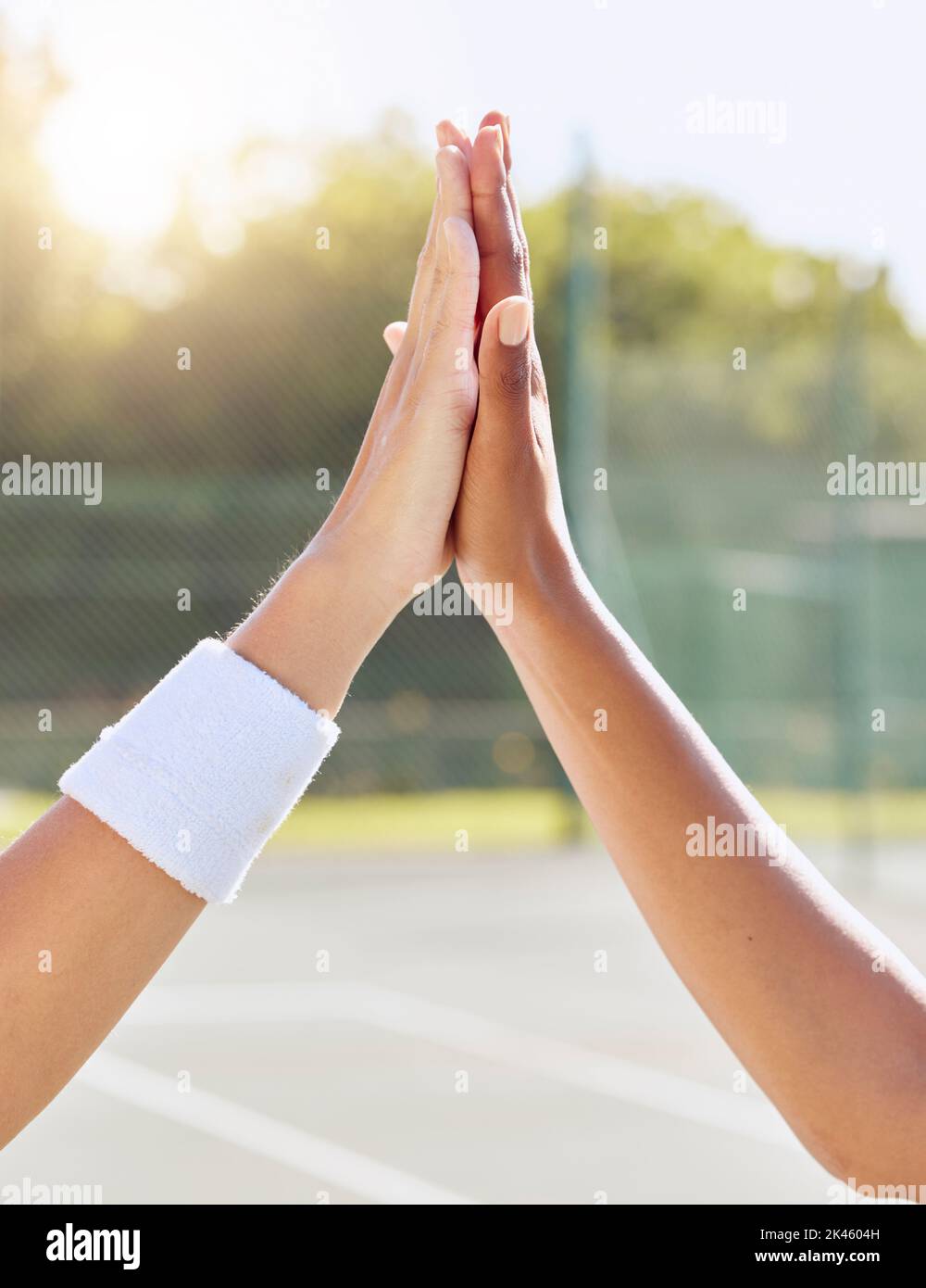 Hände, hohe fünf und Menschen auf einem Tennisplatz mit Motivation, Erfolg und Partnerschaft. Nahaufnahme von Unterstützung, Einheit und verschiedenen Freunden auf einem Feld für Stockfoto