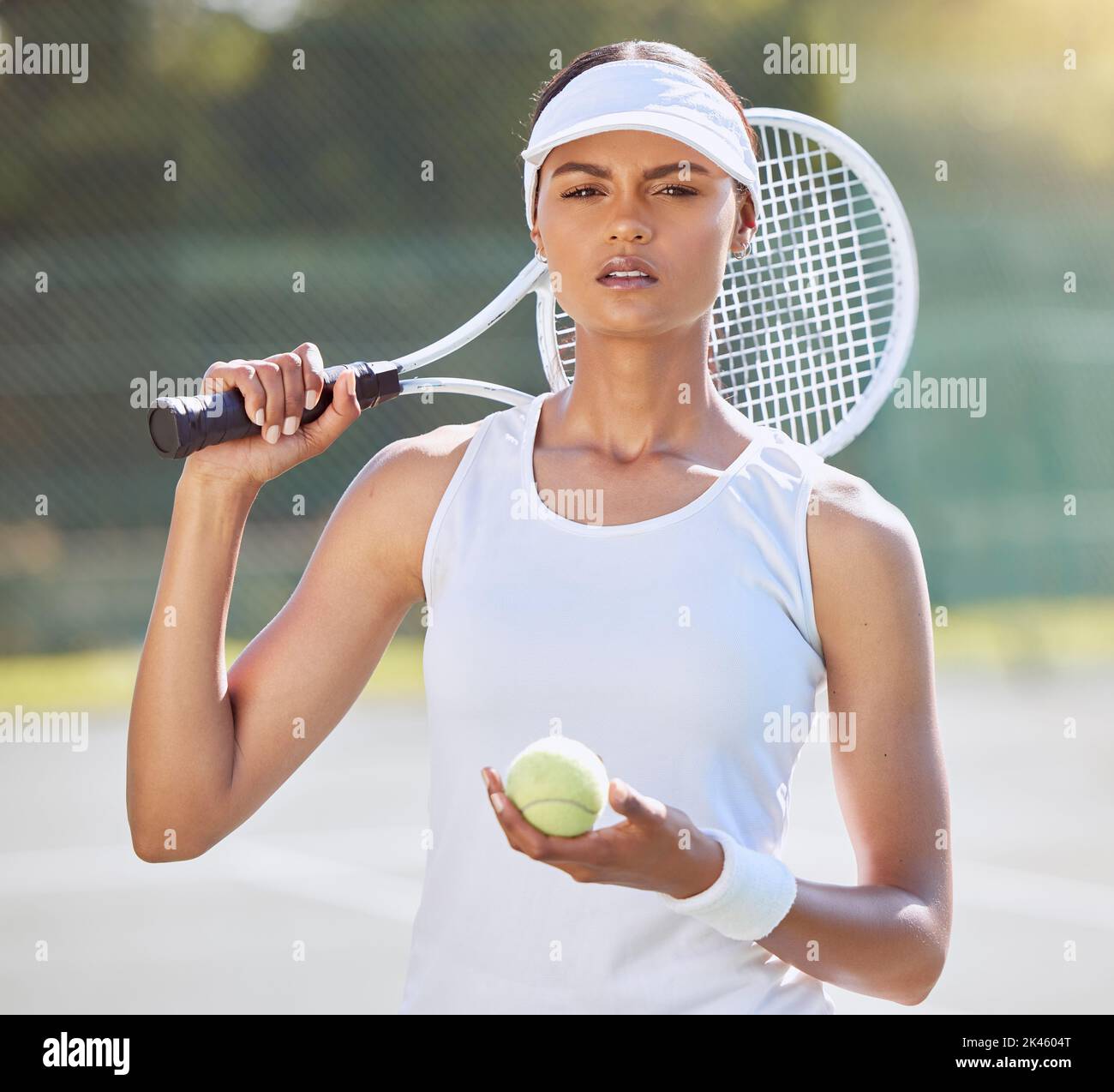 Tennis-Frau, Court und Sport Porträt mit Profisportlerin denken an Spielstrategie. Fitness-Mädchen mit Fokus, Konzentration und ernst Stockfoto