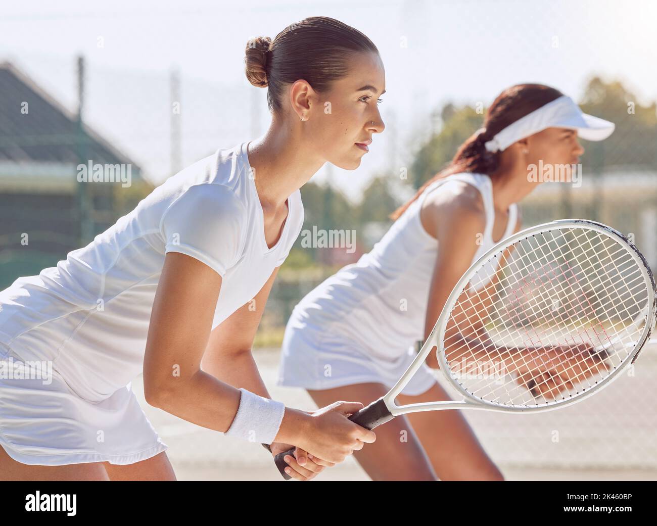 Team von Tennisfrauen im Wettkampf auf dem Platz, Teamarbeit im Sportspiel und Training in Zusammenarbeit für den Sport im Sommer zusammen. Fitnessclub von Stockfoto