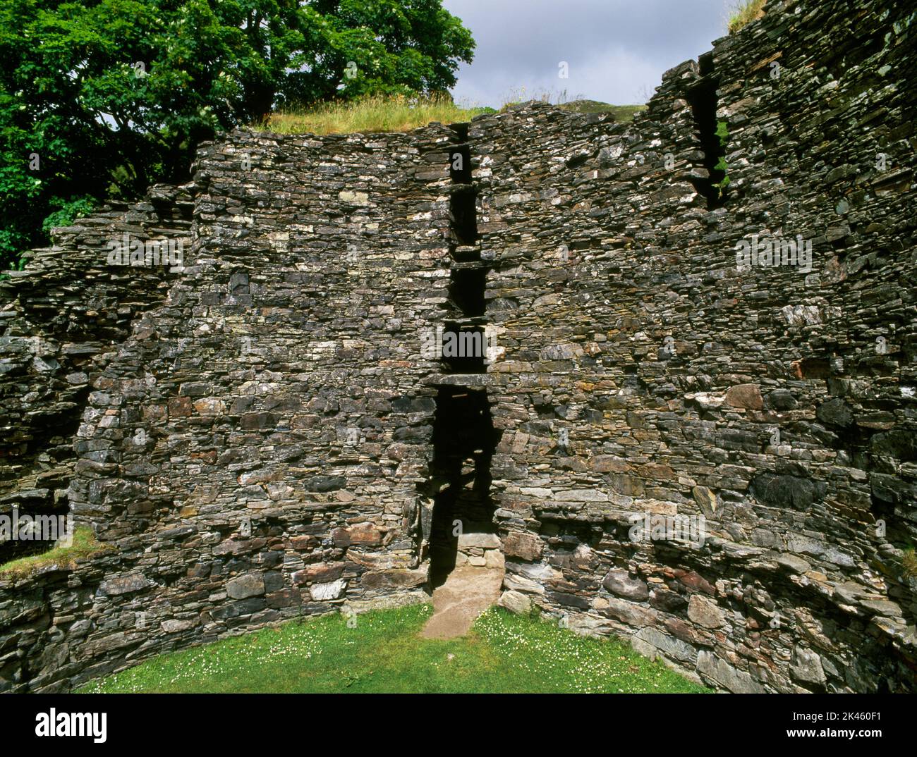 Dun Troddan Broch Tower aus der Eisenzeit, Glenelg, Schottland, Großbritannien, zeigt die Doppelwand, den Innenhof, den scharlachroten Vorsprung und die Hohlräume über dem Eingang einer Zelle Stockfoto