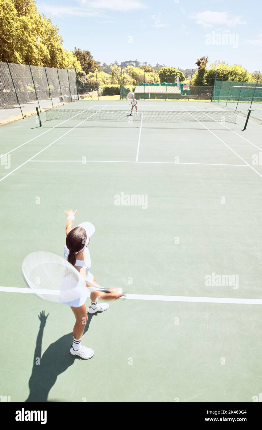 Frauen, Tennis und Sportler mit Schlägerausrüstung oder Ausrüstung spielen bei sportlichen Aktivitäten im Freien auf einem Platz ein Match. Fitness, Bewegung und Training im Training Stockfoto