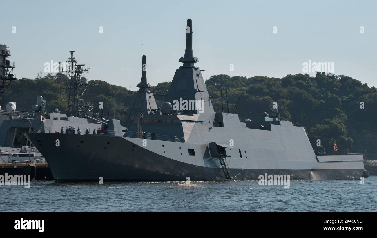 Yokosuka, Japan. 30. September 2022. Mogami (FFM-1), die Stealth-Fregatte der japanischen Maritime Self-Defense Force, ist am Freitag, den 30. September 2022, bei Fleet Activities (FLEACT) Yokosuka in der Präfektur Kanagawa, Japan, verankert. Foto von Keizo Mori/UPI Credit: UPI/Alamy Live News Stockfoto