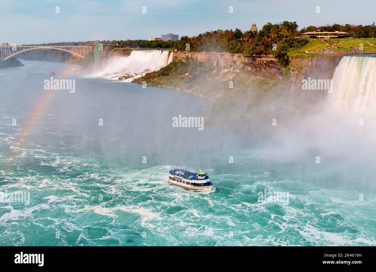 Regenbogen über dem Sightseeing-Boot an den Niagarafällen, Kanada Stockfoto
