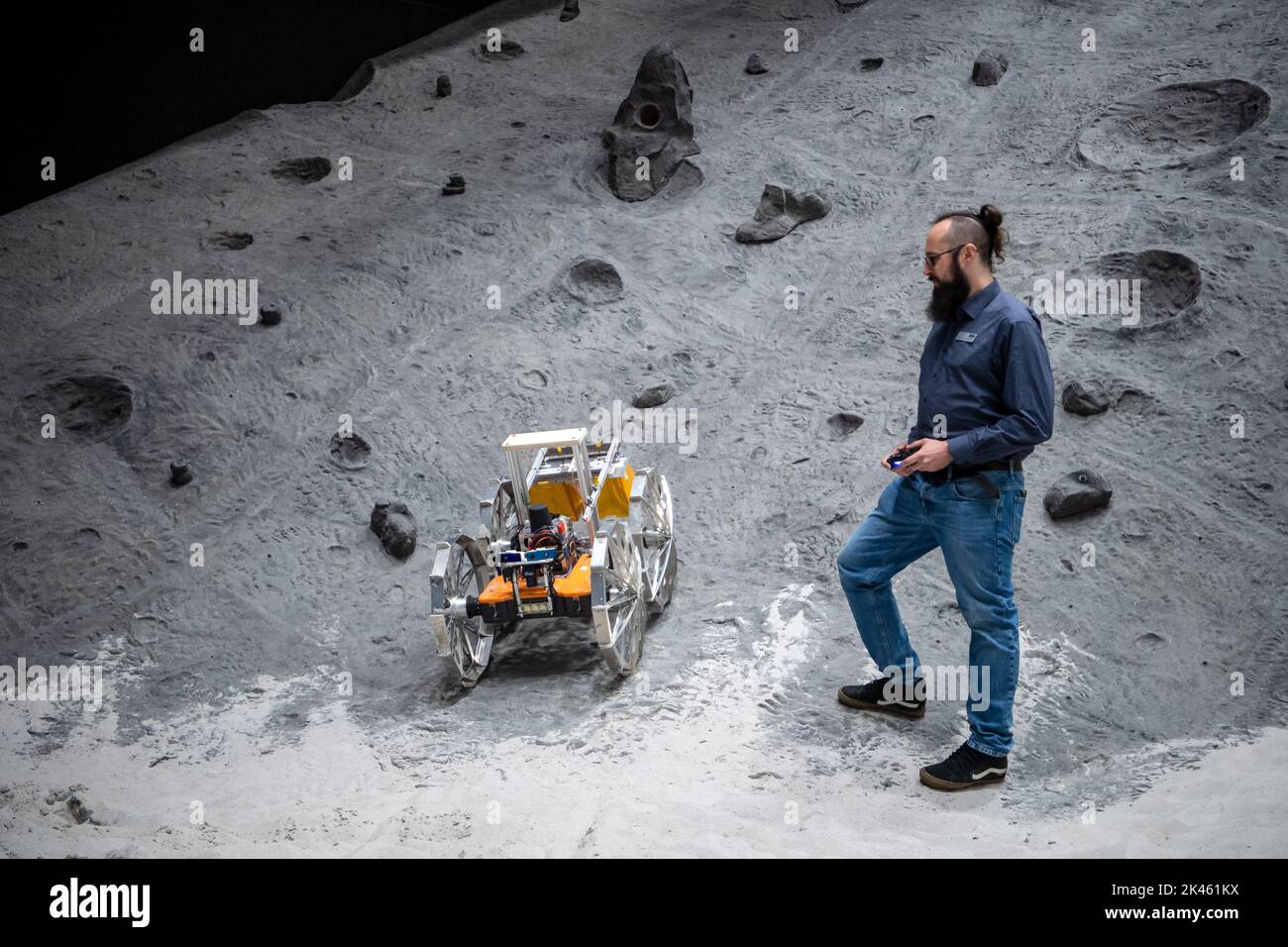 Bremen, Deutschland. 30. September 2022. Christopher Schulz vom Deutschen  Forschungszentrum fr Knstliche Intelligenz in Bremen (DFKI) steuert einen  Roboter durch eine knstliche Krater-Landschaft. Nach zweieinhalb Jahren  Bauzeit wurde die Erffnung ...