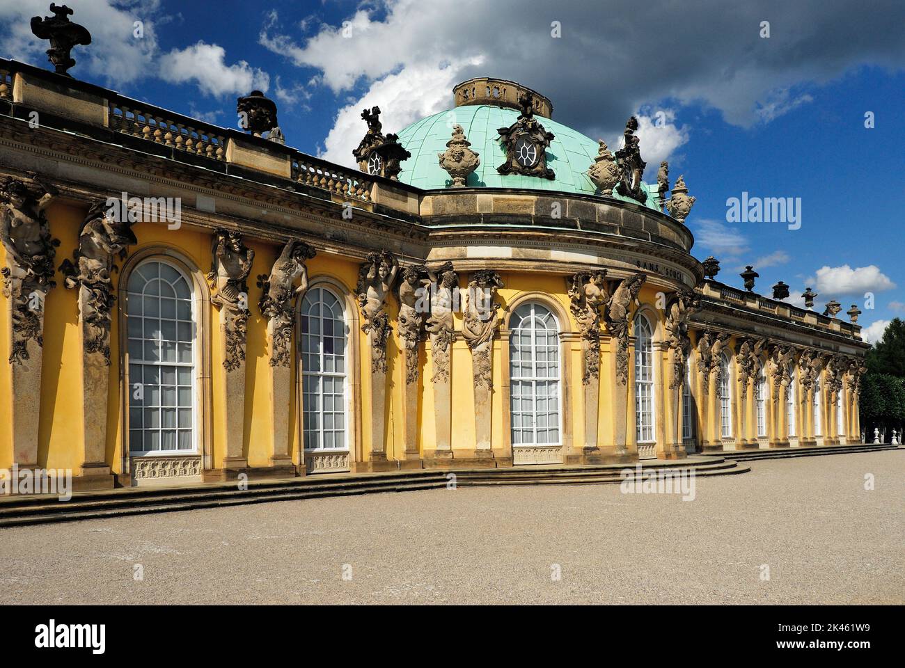 Park Schloss,Schloss Sanssouci Blauer Himmel Architektur Potsdam Brandenburg,Weltkulturerbe UNESCO Deutschland Europa Architektur, Barock, Bauen, sorglos, sorglos, Schloss, Jahrhundert, Kirche, evangelische Friedenskirche im Schlosspark sanssouci, Klassizismus, Kreuzgang, europa, berühmt, deutschland, historisch, Wahrzeichen, geschmückt, Palast, potsdam, preußen, Rokoko, sanssouci, Skulptur, Anblick, Sehenswürdigkeiten, Treppe, Treppe, Statue, Terrasse, Foto Kazimierz Jurewicz Stockfoto