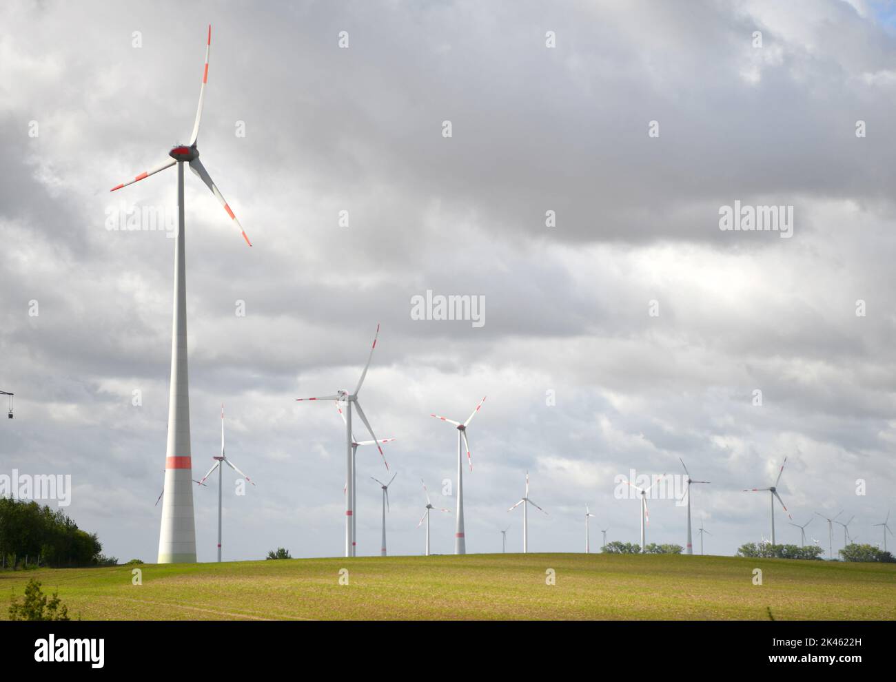 Berlin, Deutschland. 15. September 2022. Windturbinen sind in Brandenburg, Deutschland, am 15. September 2022 abgebildet. Deutschland setzt einen „defensiven Schirm“ von bis zu 200 Milliarden Euro (196 Milliarden US-Dollar) ein, um die Wirtschaft des Landes während der Energiekrise zu stabilisieren, kündigte Bundeskanzler Olaf Scholz am 29. September an. Quelle: Ren Pengfei/Xinhua/Alamy Live News Stockfoto