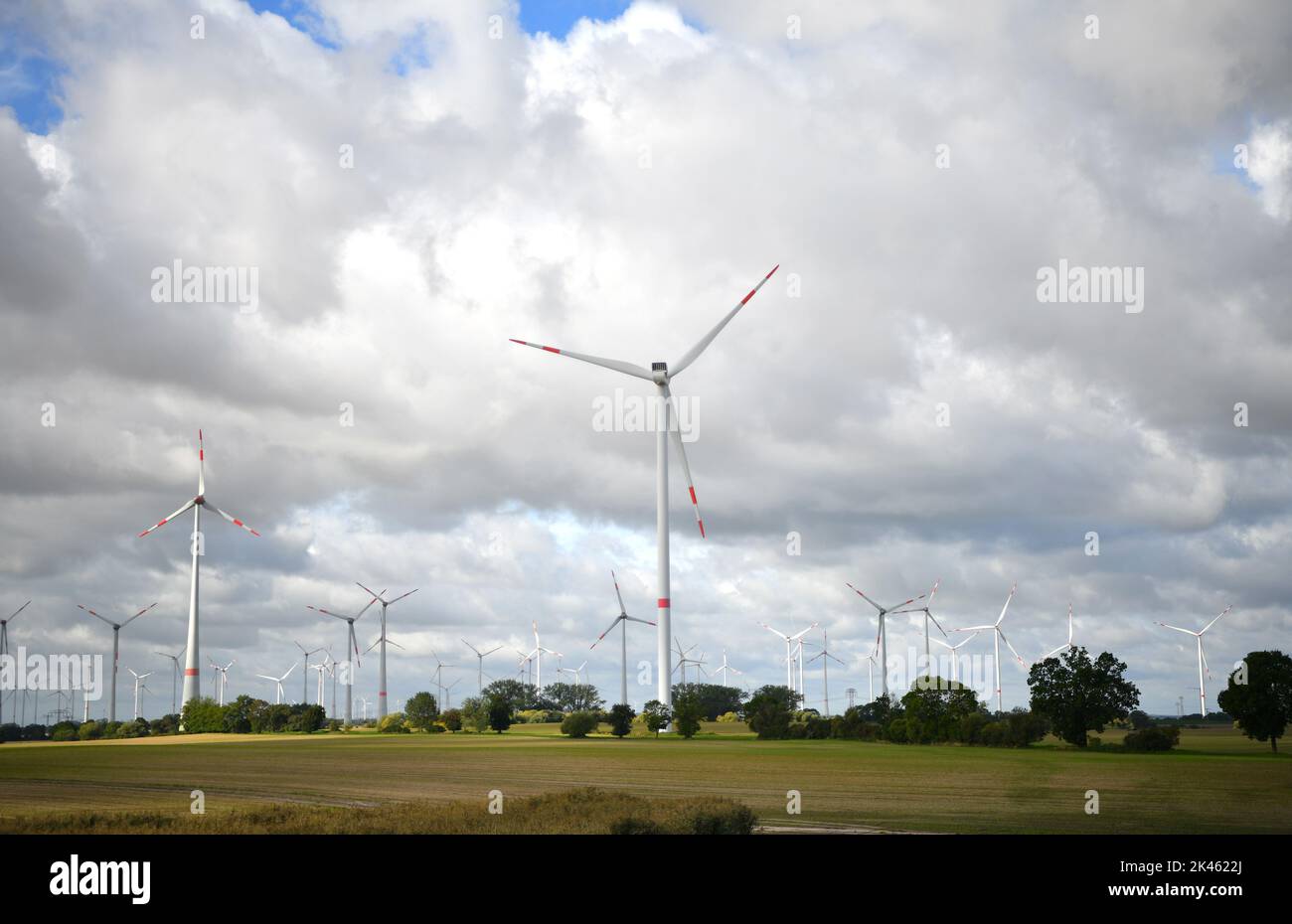 (220930) -- BERLIN, 30. September 2022 (Xinhua) -- Windturbinen sind in Brandenburg, Deutschland, am 15. September 2022 abgebildet. Deutschland setzt einen „defensiven Schirm“ von bis zu 200 Milliarden Euro (196 Milliarden US-Dollar) ein, um die Wirtschaft des Landes während der Energiekrise zu stabilisieren, kündigte Bundeskanzler Olaf Scholz am 29. September an. (Xinhua/Ren Pengfei) Stockfoto