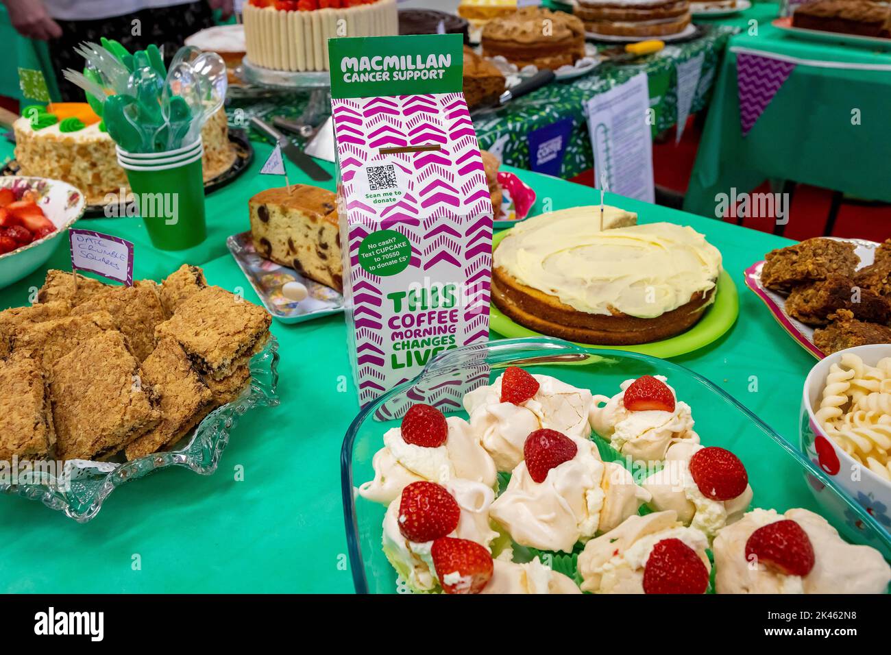 Friday 30 September 2022 - Stockton Heath, Warrington, Cheshire, England - World's Biggest Coffee Morning Spendengelder für Macmillan Cancer Support sammeln, wo Tische voller Kuchen für Menschen zur Verfügung standen, die eine Spende übernahmen.Credit: John Hopkins/Alamy Live News Stockfoto